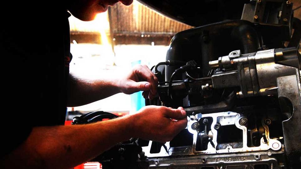 Conducting tappet adjustment at major service time on the Porsche 911 1980