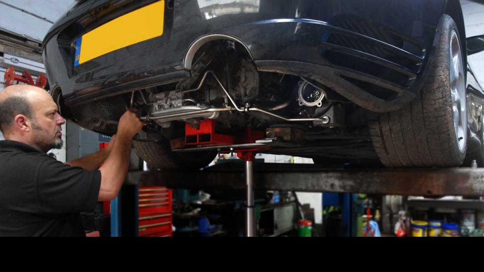 Making repairs to the Porschet 996 turbo