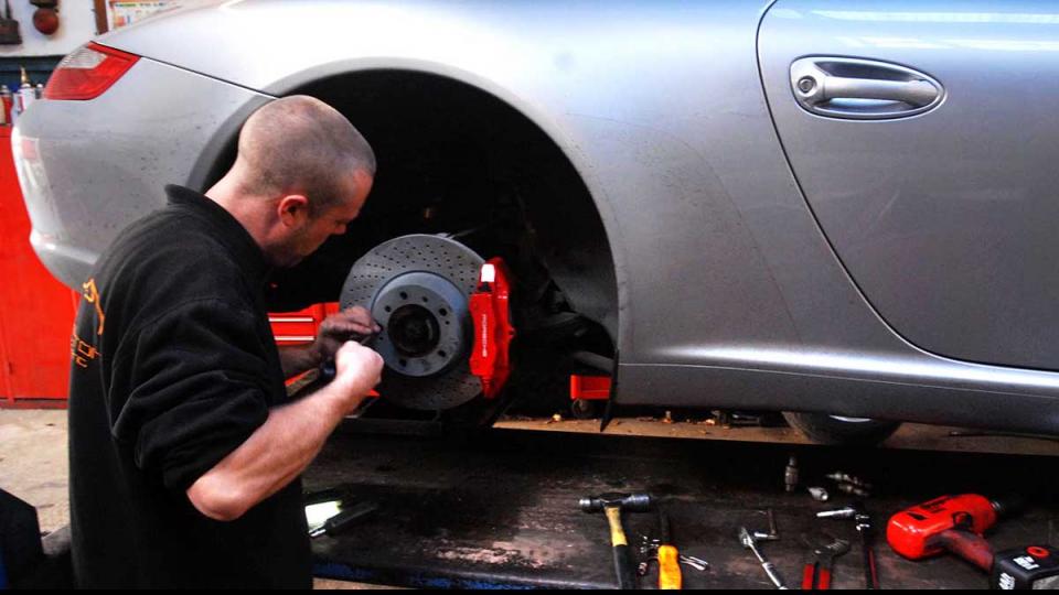 fitting and adjusting the Porsche 997 handbrake assembly