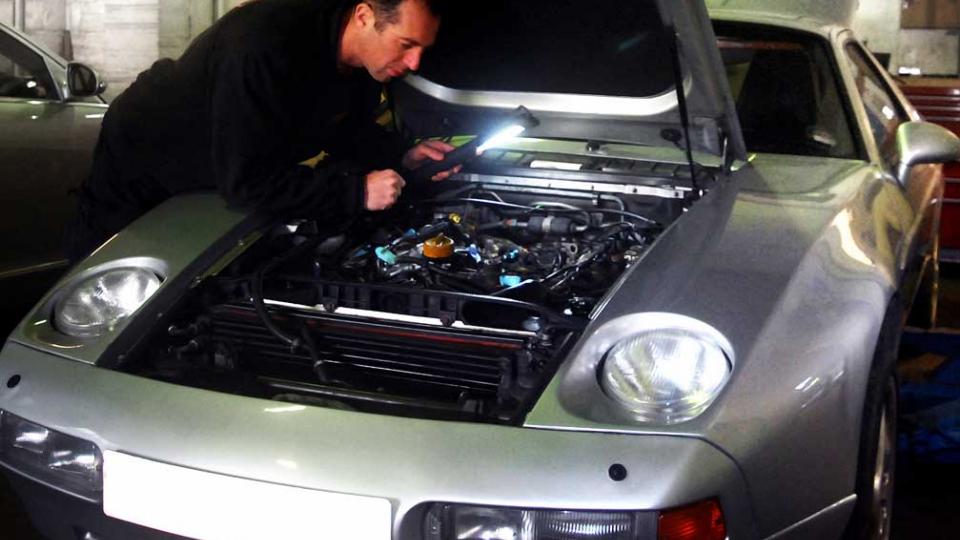 Chris refits the 928 inlet manifold and plenum chamber