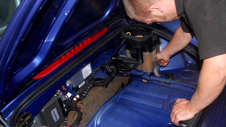 Porsche Boxster cooling expansion tank replacement