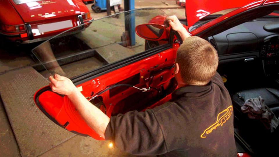 Dave fits a new window regulator mechanism to a Porsche