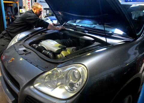 Changing the Cayenne Turbo spark plugs at Major service interval