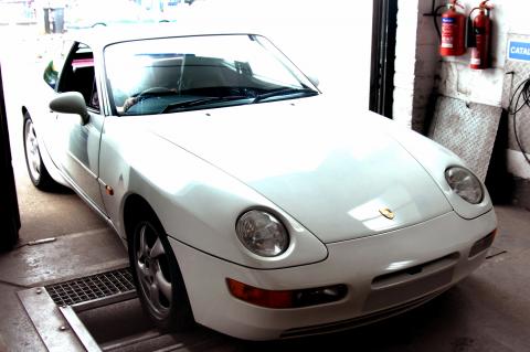 Leaking engine oil seals on the Porsche 968