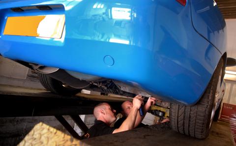 replacing the fuel filter and pipes to repair leak on the Porsche 968