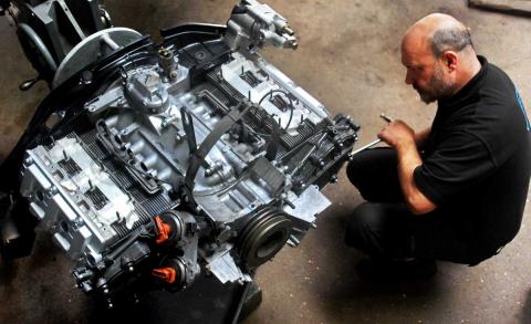 Ashley inspects the Porsche 964 engine in preparation for refit to the 911