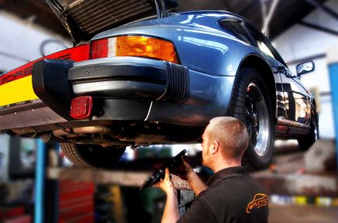 Dave conducts a major service to the Porsche 911